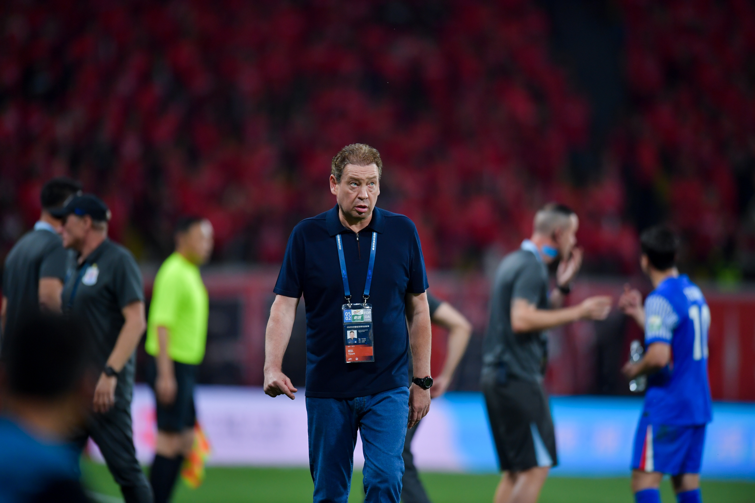 关于阿贾克斯迎荷甲关键赛，国际比赛日队长鼓劲，更衣室稳定，控场能力受关注的信息