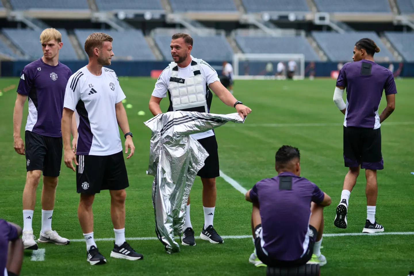 巴黎圣日耳曼发布备战花絮，赛后强势反弹，CBA常规赛任务艰巨，更衣室氛围转暖的简单介绍